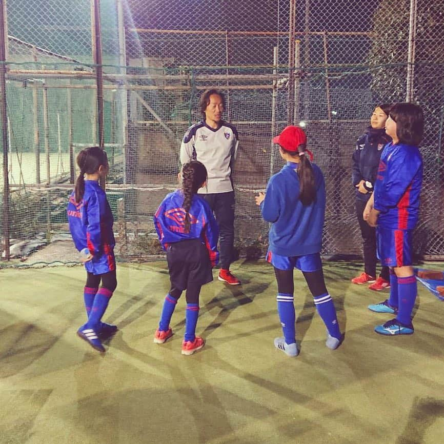 石川直宏さんのインスタグラム写真 - (石川直宏Instagram)「昨日は上石神井スクールへ⚽️🏃‍♀️💨 上石神井スクール月曜日では子どもたちの「笑顔」を大切に行ってきました。昨日のスクールをもって月曜日の上石神井女子スクールは終了し、ジュニアクラス(小学1年生～6年生対象)の開催に変更することとなりましたが、なでしこひろば等で女子サッカーの普及をFC東京でも今後継続して取り組んでいけたらと考えています。 また一緒にボールを蹴ろう😉 . #FC東京サッカースクール #上石神井スクール #ガールズ #レディース #fctokyo #FC東京 #tokyo #blueandred #青赤魂  #FC東京ファミリー #一体感 #fctokyoclubcommunicator  #FC東京クラブコミュニケーター #CC」3月19日 8時09分 - sgss.18