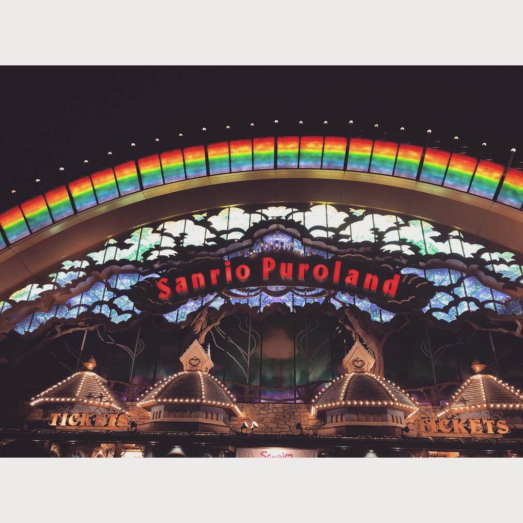 野崎夏帆さんのインスタグラム写真 - (野崎夏帆Instagram)「sanrio puroland...❣️﻿ ﻿ ゆうこちゃんといってきた！﻿ 初デートでした🎶﻿ ゆうこちゃんと初めてプライベートで遊んだのに﻿ なんだろうか…安心感(笑)﻿ ﻿ 短い時間だったけど楽しかった😊﻿ ﻿ 中学生以来のピューロランド！﻿ 色々変わっていて時代の流れを感じました。﻿ ﻿ 一番のお目当ての方には会えなくて﻿ かなり残念だったけど、また足を運ぼうと思います…﻿ ﻿ ありがとう！！！﻿ ﻿ ﻿ #sanrio #sanriopuroland  #hellokitty  #kitty  #selfie  #サンリオピューロランド﻿ #キティさん﻿ #美女とデート」3月19日 8時11分 - _kahochinresu