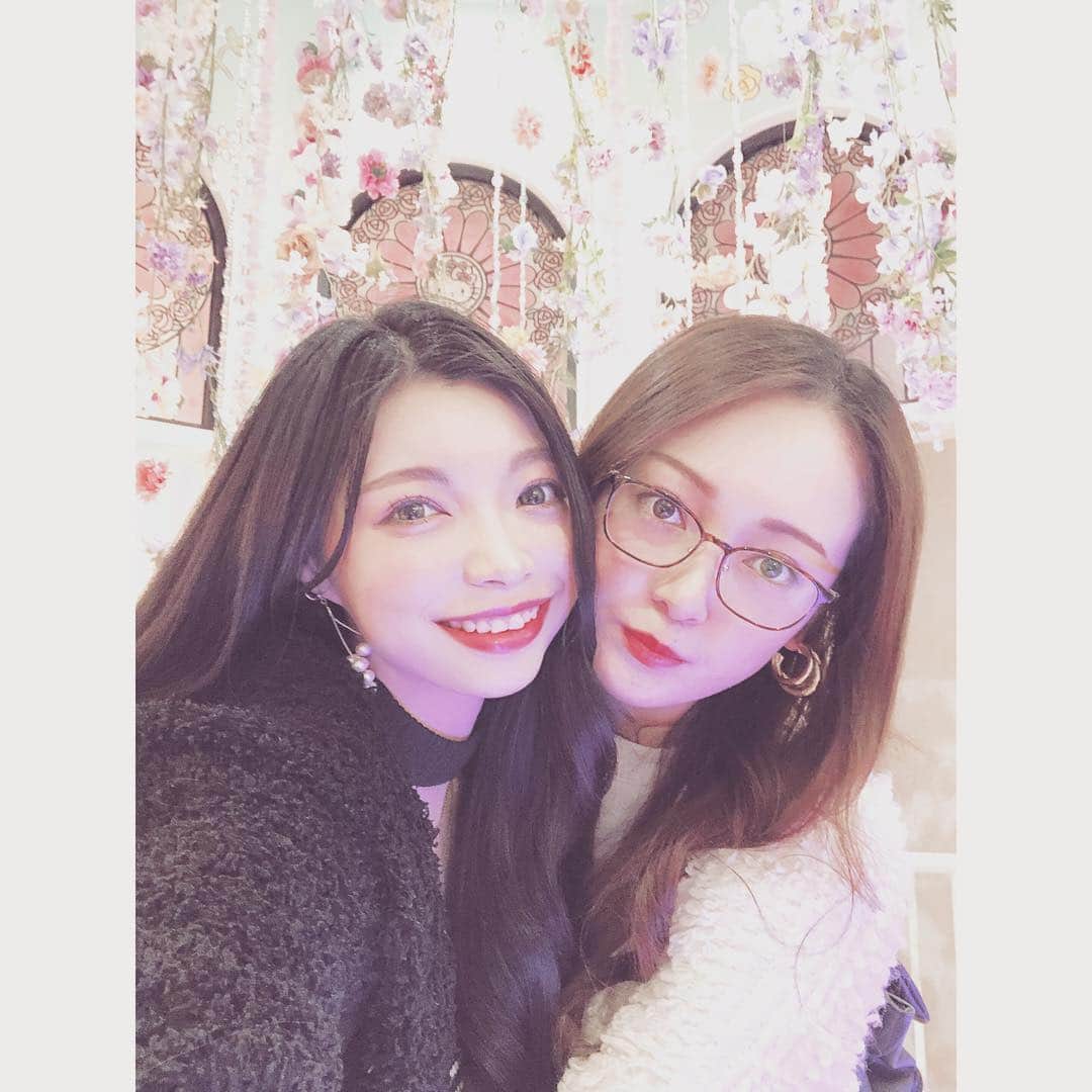 野崎夏帆のインスタグラム：「sanrio puroland...❣️﻿ ﻿ ゆうこちゃんといってきた！﻿ 初デートでした🎶﻿ ゆうこちゃんと初めてプライベートで遊んだのに﻿ なんだろうか…安心感(笑)﻿ ﻿ 短い時間だったけど楽しかった😊﻿ ﻿ 中学生以来のピューロランド！﻿ 色々変わっていて時代の流れを感じました。﻿ ﻿ 一番のお目当ての方には会えなくて﻿ かなり残念だったけど、また足を運ぼうと思います…﻿ ﻿ ありがとう！！！﻿ ﻿ ﻿ #sanrio #sanriopuroland  #hellokitty  #kitty  #selfie  #サンリオピューロランド﻿ #キティさん﻿ #美女とデート」