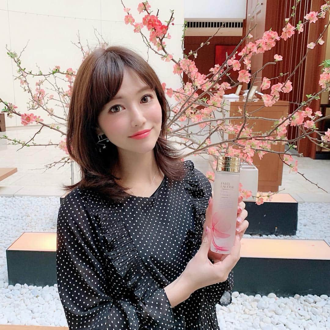 石井里奈さんのインスタグラム写真 - (石井里奈Instagram)「おはよん🙊❤️ . 先日イベントに参加してからエスティ ローダーのマイクロ エッセンス ローション フレッシュを使用してます🙈🌸✨ . 手に付けた瞬間、フレッシュなテクスチャーで朝のケアから幸せ気分に✨☺️ . 桜の成分が入っているから日本人にもなじみがあるし、春も感じられてとっても嬉しい🌸☺️💕 . 近距離になったりすると肌の毛穴とか気になるけど、毛穴が目立たない肌に導く商品だからケアできるかな？👌🌸 . 毎日使用して、エスティ ローダー独自の発酵パワーに期待🙌❣️🌟 . 是非店頭でフレッシュなテクスチャーチェックしてみてほしいな💕 . 今日も頑張っていきましょう💕 . @esteelauderjapan  #エスティローダー #マイクロエッセンスローション #MicroEssence #お花見 #毛穴ケア #桜 #sakura #cherryblossaom #コスメ #化粧品 #化粧水 #メイク #春コスメ #可愛い #cute #pink #flower #花 #hanami #japan #美容 #beauty #ビューティー #美容好き #新商品 #春 #spring #平成最後の春 #エスティローダー_PR」3月19日 8時22分 - ri7tin1025