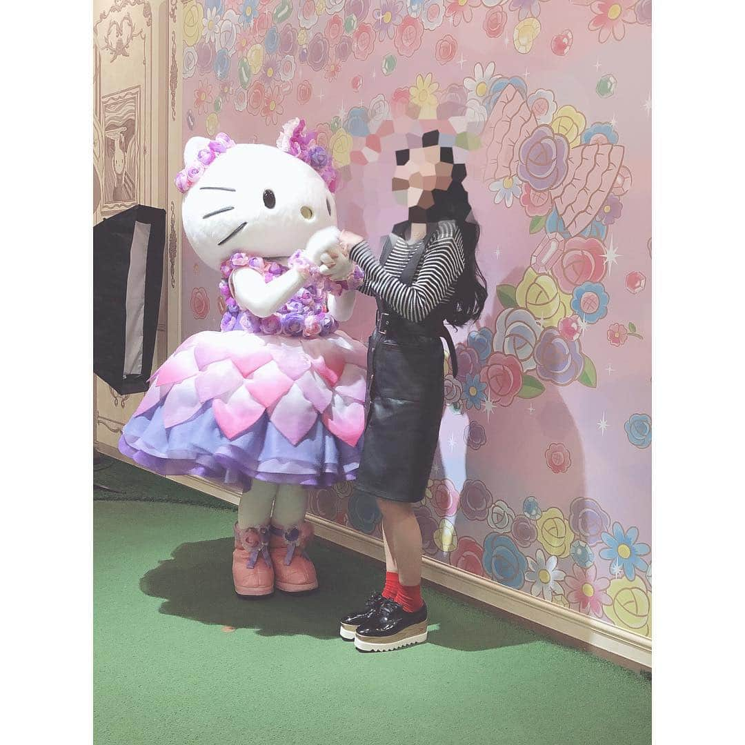 野崎夏帆さんのインスタグラム写真 - (野崎夏帆Instagram)「sanrio puroland...❣️﻿ ﻿ ﻿ かほちんは #キティ さんと恋バナしました！﻿ #ダニエル くんが悩殺される気持ちがわかりました。﻿ ﻿ 二枚目はとてもじゃないけどはしゃぎ過ぎる(26)なので﻿ 顔伏せておきましたw﻿ ﻿ #sanrio #sanriopuroland  #hellokitty  #kitty  #サンリオピューロランド﻿ #キティさん #レディキティハウス ﻿ #キャラクターグリーティング #キャラグリ #美女とデート」3月19日 8時23分 - _kahochinresu