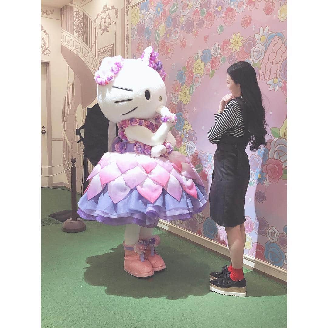野崎夏帆のインスタグラム：「sanrio puroland...❣️﻿ ﻿ ﻿ かほちんは #キティ さんと恋バナしました！﻿ #ダニエル くんが悩殺される気持ちがわかりました。﻿ ﻿ 二枚目はとてもじゃないけどはしゃぎ過ぎる(26)なので﻿ 顔伏せておきましたw﻿ ﻿ #sanrio #sanriopuroland  #hellokitty  #kitty  #サンリオピューロランド﻿ #キティさん #レディキティハウス ﻿ #キャラクターグリーティング #キャラグリ #美女とデート」