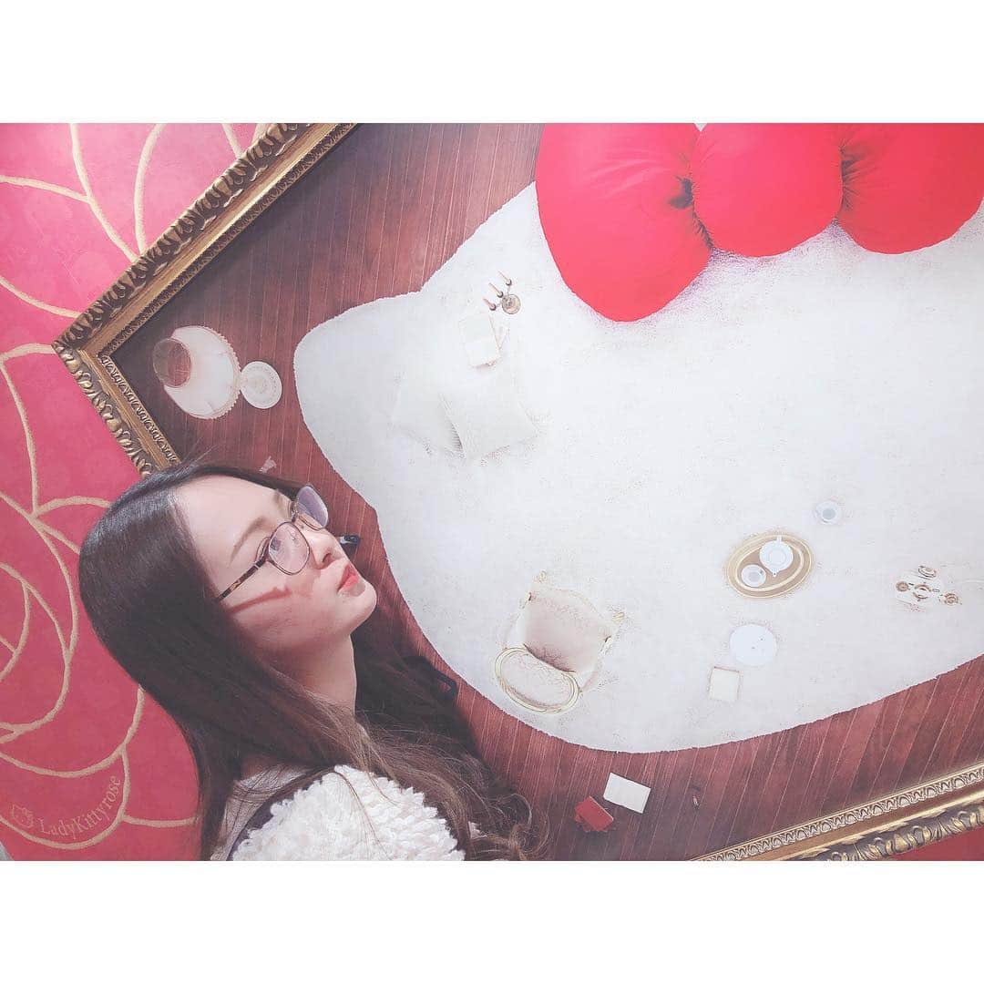野崎夏帆のインスタグラム：「sanrio puroland...❣️﻿ ﻿ ﻿ ゆうこちゃんショット﻿ 撮影：かほちん﻿ ﻿ 美女同士のお話...何話したんだろ？﻿ ﻿  #sanrio #sanriopuroland  #hellokitty  #kitty  #サンリオピューロランド﻿ #キティさん #レディキティハウス ﻿ #美女とデート」