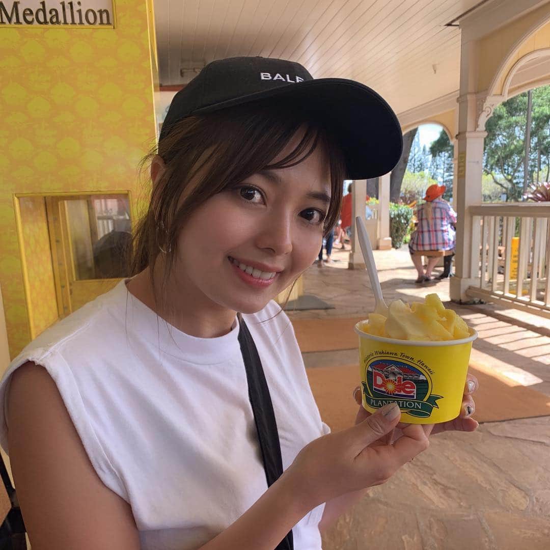 のインスタグラム：「ハネムーン Day 4 🌺🌈 . カイルアとノースショアに行きました🚗 遊びまくった日🤙🌺 . ✔︎カイルア ✔︎この木なんの木 ✔︎Dole ✔︎クカニロコバースストーン ✔︎ノースショア ✔︎ソープファクトリー ✔︎ハレイワタウン ✔︎アリィビーチ ✔︎ジョバンニ . この日も最高すぎて😭❤️ ウミガメも見れたし 虹もずっとかかってた🌈 くだらない遊びして ほんとに笑った日🥰 ＿＿＿＿＿＿＿＿＿＿＿＿ #ノースショア #ハネムーン #ハワイ #ハレイワタウン  #honeymoon  #hawaii #northshore #haleiwa」