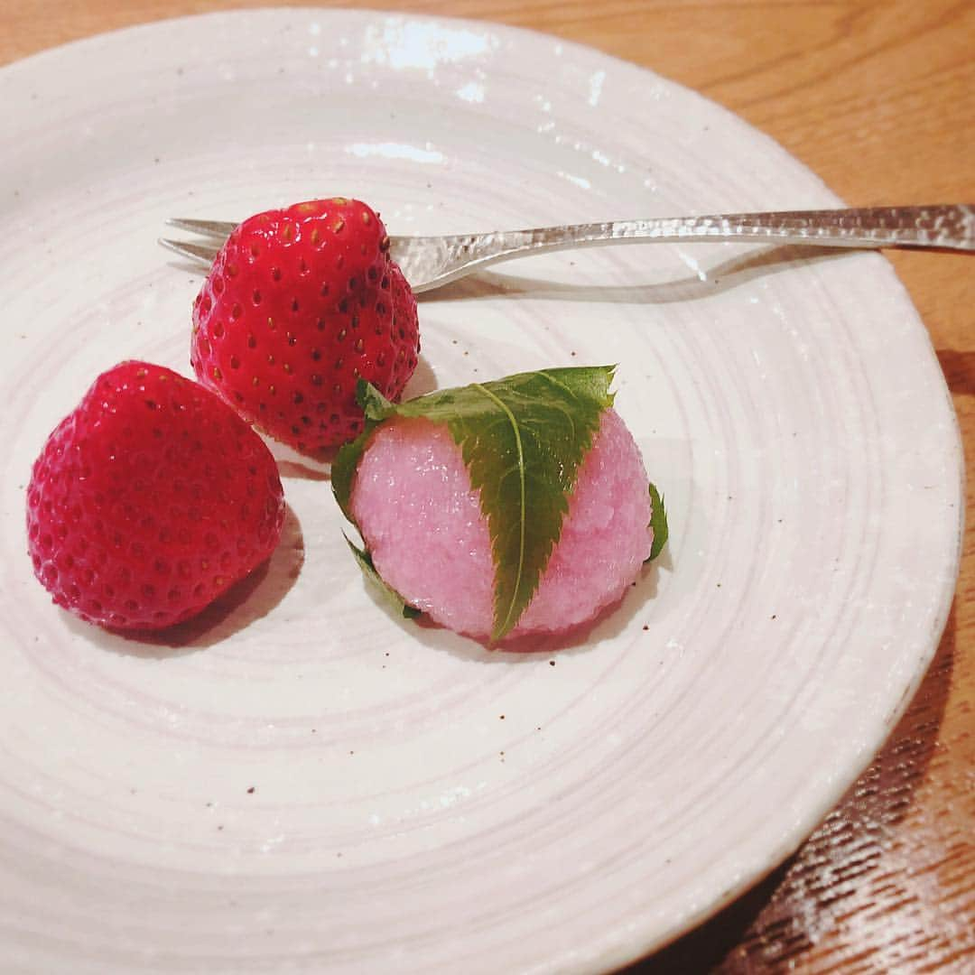 YUUKIさんのインスタグラム写真 - (YUUKIInstagram)「小さな桜餅♡ 可愛い！けど、、これじゃ足りないっ 昨日のデザートタイム  #goodmorning  #instafood #foodstagram #japanese #sweets #yummy #デザート #桜餅 #お花見 #春 #花粉多め #朝から格闘中 #昔苦手だったものが好きになる #大人あるある」3月19日 8時20分 - yuuki_._official