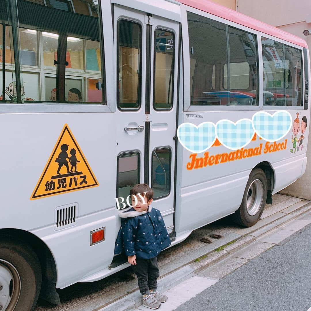 澤野井香里さんのインスタグラム写真 - (澤野井香里Instagram)「Sくん最後のスクールの登園日でした😢⭐️﻿﻿ ﻿﻿ 登下校で乗ってた#スクールバス 🚌とパチリ✨﻿﻿ ﻿﻿ いつも笑顔溢れる優しい先生方にたくさんのお友達と、春🌸はピクニック、夏はプール⛱、秋は運動会🏃‍♂️にハロウィンパーティー🎃、冬はお餅つきにクリスマスショー🎄、そして子供の成長を一緒に眺めていた出会ったママ達…思い出がたくさんありすぎて、成長したなぁーとしみじみ✨﻿﻿ ﻿﻿ 初めての母子分離で初月は泣きながら行ってたスクールだけど、英語やアート、リトミックのレッスンもとても楽しかったみたいでいつもお迎えの時は満面の笑顔で抱きついてきてくれて♡﻿﻿ ﻿﻿ #イヤイヤ期 がNo No No〜👆だったり、突然I'm grumpy😠なんて言い出したり、I love you〜💕と抱きついてきてくれたり、習ってきたお歌を家でも歌ってダンスしてくれたりして可愛かったなぁ🥰﻿﻿ とにかく甘え上手で誰にでも人懐っこい性格は、きっとスクールの先生方が大きなハートで愛情たっぷりに接してくださってたから大人に絶対的な信頼があるんだろうなぁ✨ ﻿﻿ 交換日記の様に先生とやりとりしていた日々の様子が書かれた連絡帳も宝物♡﻿ ﻿ ﻿ すごくいいスクールだったけど、元気すぎるSくんには体力がもっと消費できる広い園庭で思い切り走り回れるところがいいのかなと思い、次の4月からは新しい幼稚園へ^_^;✨﻿﻿ ﻿﻿ たくさんの思い出を胸にまた新しい場所でも楽しめますように(*^_^*)﻿﻿ ﻿﻿ #kaoris_son #kaoris_son_2019  #ks_19✨ #ig_kids #関西ママ #京都ママ #👶 #男の子ママ #女の子ママ #ママライフ #小さな彼氏s #2歳 #S⭐️_」3月19日 8時21分 - kaori_sawanoi