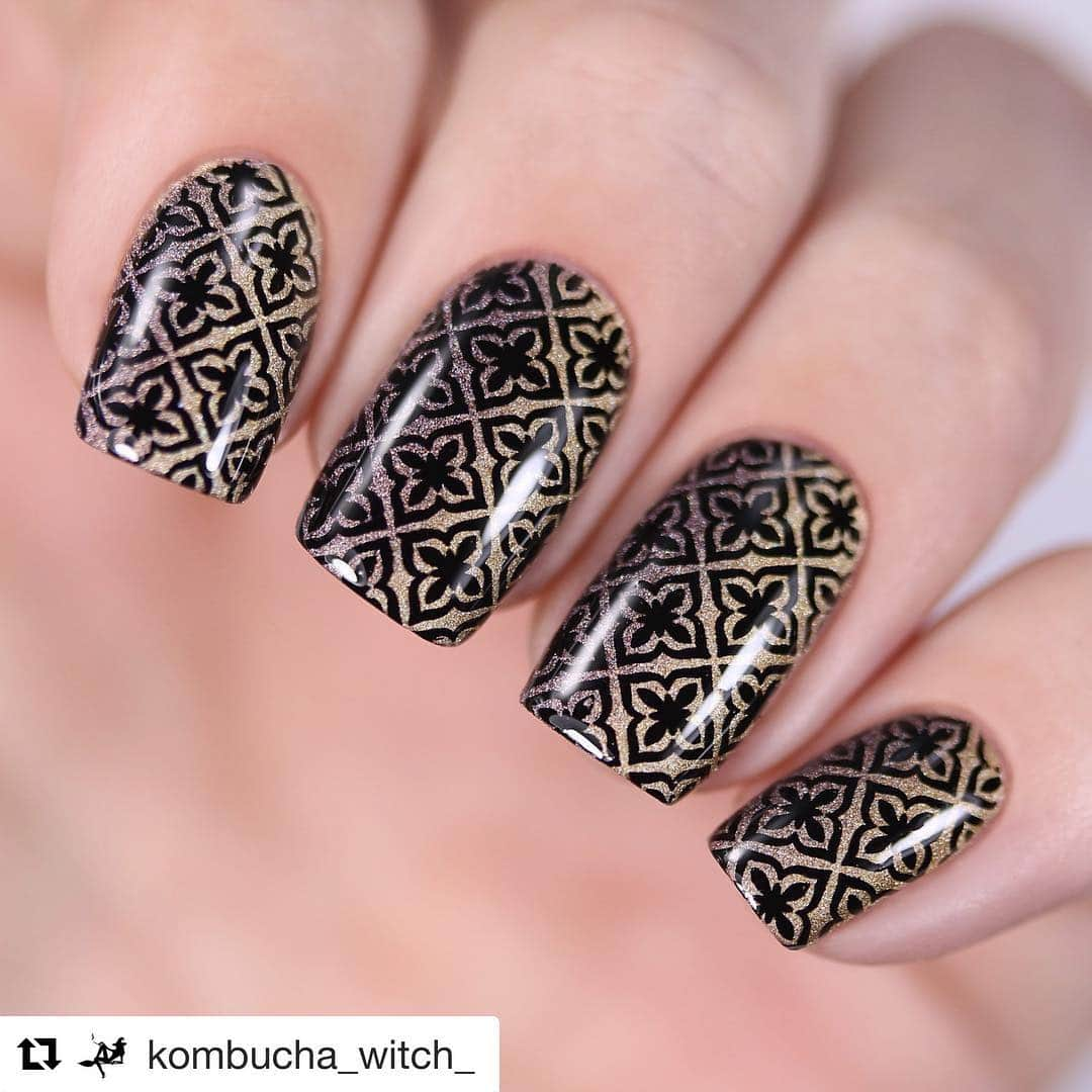 Nail Designsさんのインスタグラム写真 - (Nail DesignsInstagram)「Credit: @kombucha_witch_ ・・・ Ммм прекрасные @aengland_official прилетели ко мне на край света❤️ Как же они хороши, плотненькие, мерцающие😍 Градиент выполнен лаками "The Hand Refrains” + “Mrs De Winter” @aengland_official 😍Stamping plate “Around the world 2” be-xl159 by @hellomaniology ▫️#showmynails #ногти #nailitdaily#cutenails #nagellack #instanails #polishlicious #lovemanicure #makeupandhair #makeupfeed#nailpolishaddict #nailpolishlover#nailpolishswatch #naillacquer #nailfeed #girls #nakednails #nails💅 #naildesign #marble #trend #trendy #маникюр #маникюрдизайн #ногти #gelnails」3月19日 8時31分 - nailartfeature