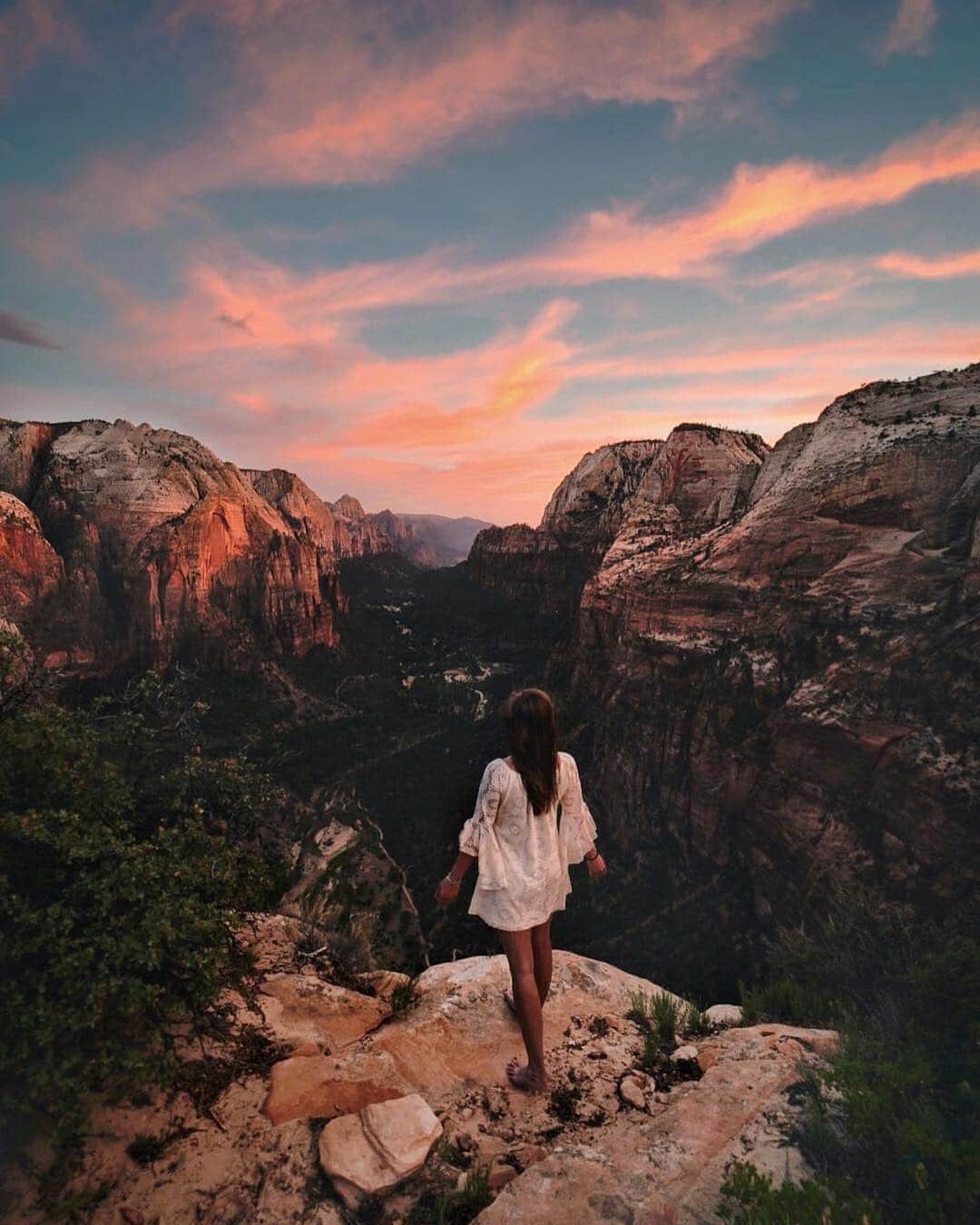 Visit The USAさんのインスタグラム写真 - (Visit The USAInstagram)「For those who can conquer their fear of heights, Angels Landing is one of the most picturesque peaks in @zionnps, Utah. It's easy to see how the fin-like mountain formation might have gotten its name — hikers often find themselves at the exact point where heaven and earth meet. 📸@carriemeonmyway #OutdoorsUSA」3月19日 8時23分 - visittheusa