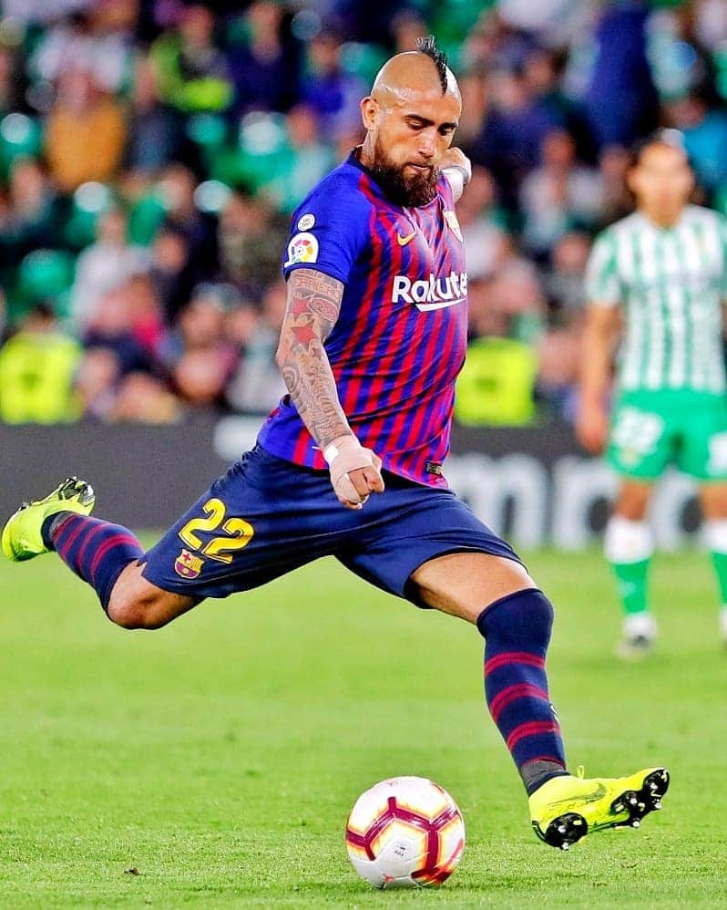 FCバルセロナさんのインスタグラム写真 - (FCバルセロナInstagram)「👑 @kingarturo23oficial never gives up 💪 🇨🇱 Arturo Vidal siempre luchando | Arturo és un guerrer ⚓」3月19日 8時24分 - fcbarcelona