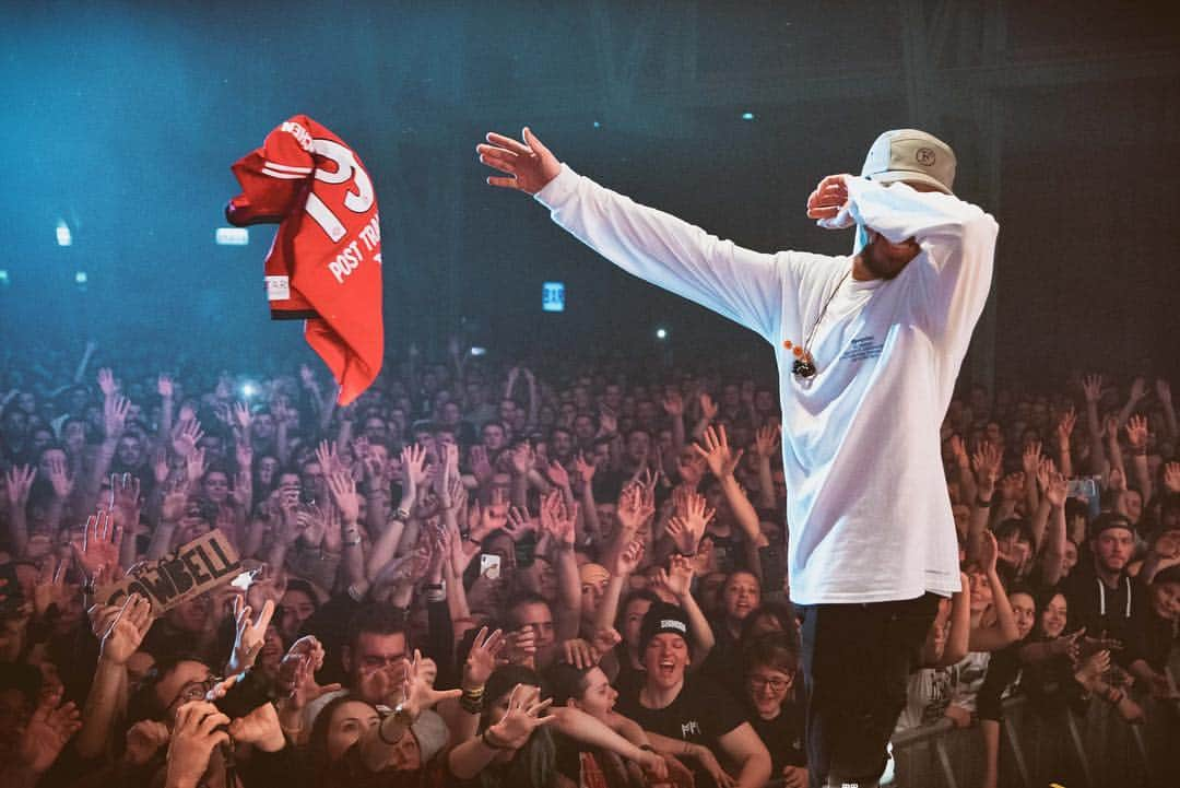 マイク・シノダさんのインスタグラム写真 - (マイク・シノダInstagram)「Thank you Munich! Thank you @linamaly! Thank you @fcbayern! ❤️⚡️🔥 #posttraumatictour」3月19日 8時39分 - m_shinoda