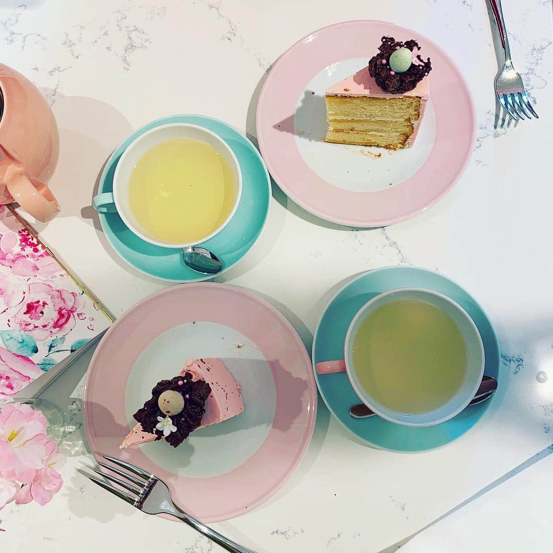 MEGのインスタグラム：「Tea time 🍰🍰✨」