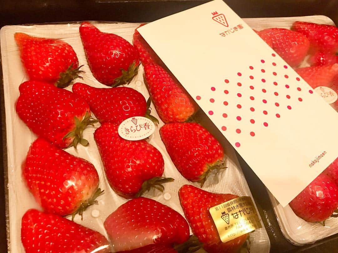 のインスタグラム：「🍓 誕生日に実家からたくさんの苺が送られてきました！！ なかじま園さんが作る「きらぴ香」✨ 一粒一粒が大きくてとっっても甘いんです。。 何度食べても衝撃を受ける美味しさ🤤 #きらぴ香#なかじま園#苺 #地元名産品PR#静岡」