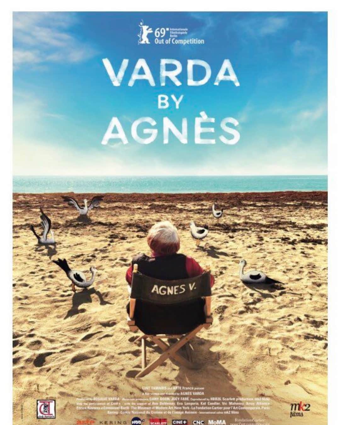 カロリーヌ・ド・メグレのインスタグラム：「Bonheur de voir ce film ce soir au festival international du film documentaire @cinemadureel #VardaParAgnes c’est une rétrospective du travail d’Agnès Varda , de ses réflexions sur le cinéma, la vie et de son processus de création si unique, un peu comme une masterclass sauf qu’Agnès déteste ce mot. Ça donne envie de revoir tous ses films et de faire des jolies choses. Retrouvez-le en replay sur @artefr Bravo @agnes.varda @rosalievarda —🇬🇧 If you encounter #VardaByAgnes , watch it. It’s a moving and captivating documentary on Agnes Varda’s work and a great cinema lesson」
