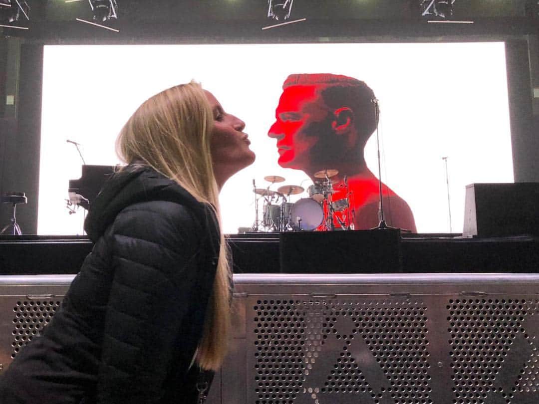 ブライアン・アダムスさんのインスタグラム写真 - (ブライアン・アダムスInstagram)「Zoe giving me a kiss 😘 #bryanadamsshinealight」3月19日 8時44分 - bryanadams