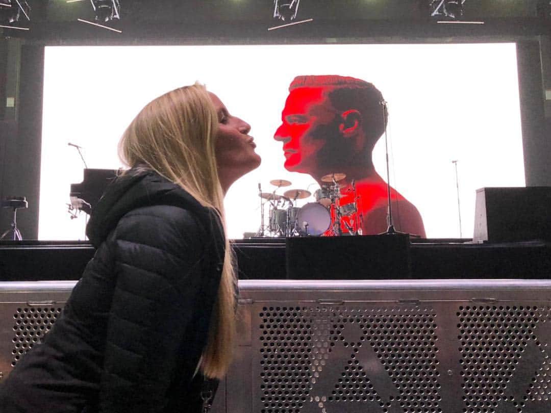 ブライアン・アダムスのインスタグラム：「Zoe giving me a kiss 😘 #bryanadamsshinealight」