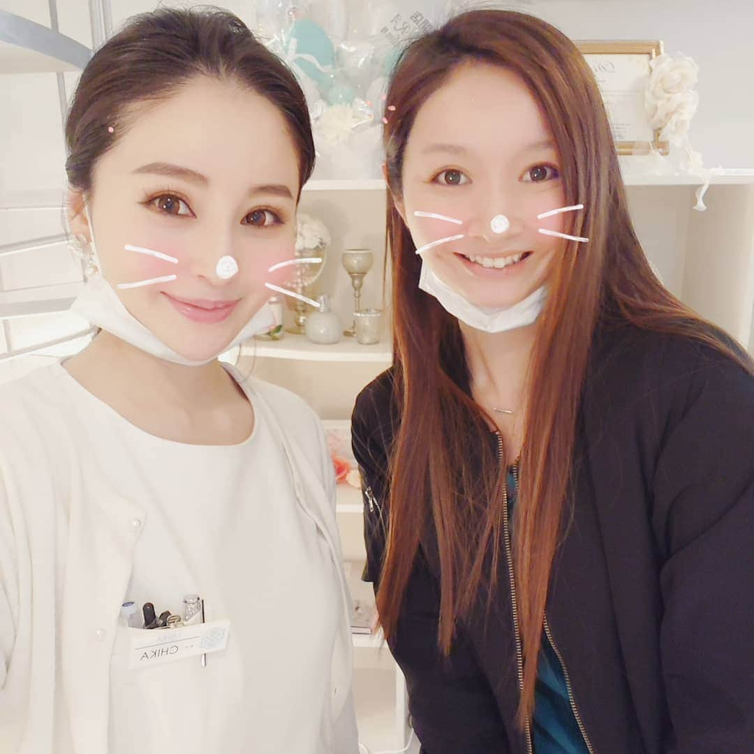 CHIKAさんのインスタグラム写真 - (CHIKAInstagram)「まなさんご来店😍💗スッピンでもお綺麗ですが2人でニャンコに♡😸😸 . ここ最近サロンにお顔を出しているおかげで美女に続々お会いできてラッキーな日々です💗✴️ . LAURAが全ての女性にとって美しさを確実に更新できる癒しの場になりますように👸💗 . #LAURAbeautysalon #ローラビューティサロン #エステサロン #本格派 #美肌 #小顔 #エイジングケア #アンチエイジング #シーライン #Sheline #たるみ #リフトアップ #ハリ #ハイフ #HIFU #ダブロ #ツヤ #艶肌 #若返り #シワ #コラーゲン生成 #ハーブリプロ #ハーブピーリング #トラブルゼロ #美肌 #東京都中央区 #公式HP公開中 #Web予約承り中 #女性の味方 ♡」3月19日 8時50分 - chika72714