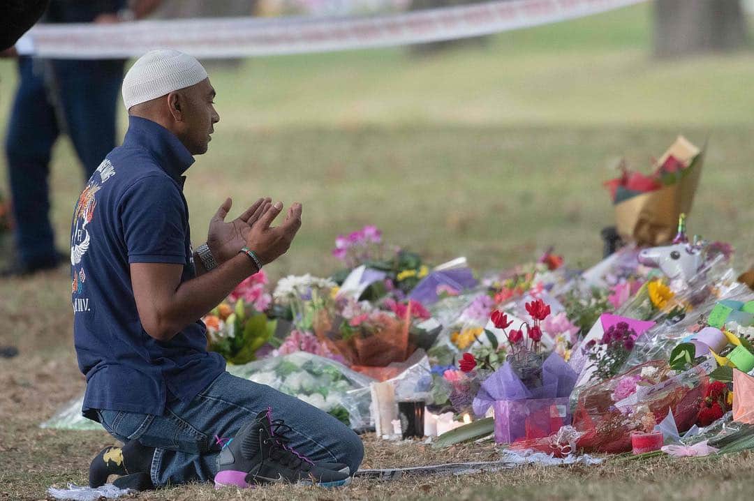 NBC Newsさんのインスタグラム写真 - (NBC NewsInstagram)「A man kneels facing the Masjid Al Noor mosque in Christchurch, New Zealand, where worshippers were killed days ago. . 📷 Marty Melville / @afpphoto」3月19日 8時51分 - nbcnews