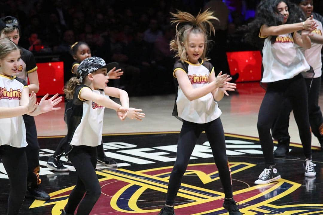 キャブスさんのインスタグラム写真 - (キャブスInstagram)「We ❤️ the minis! How cute are these future @cavaliergirls and @cavsscreamteam dancers?!」3月19日 8時53分 - cavs