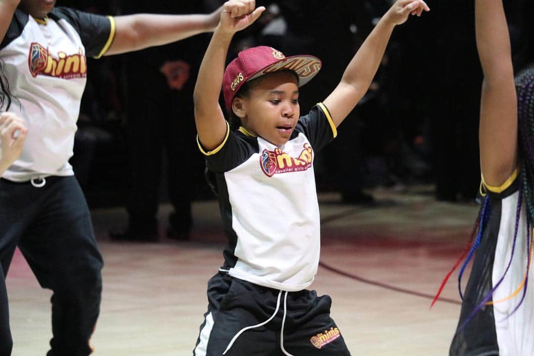 キャブスさんのインスタグラム写真 - (キャブスInstagram)「We ❤️ the minis! How cute are these future @cavaliergirls and @cavsscreamteam dancers?!」3月19日 8時53分 - cavs