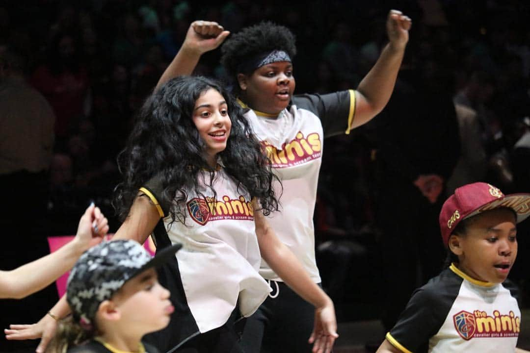 キャブスさんのインスタグラム写真 - (キャブスInstagram)「We ❤️ the minis! How cute are these future @cavaliergirls and @cavsscreamteam dancers?!」3月19日 8時53分 - cavs