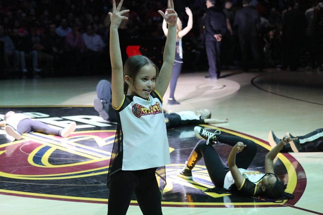 キャブスさんのインスタグラム写真 - (キャブスInstagram)「We ❤️ the minis! How cute are these future @cavaliergirls and @cavsscreamteam dancers?!」3月19日 8時53分 - cavs