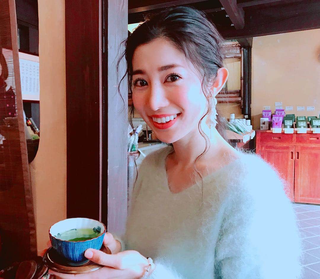 名越涼子さんのインスタグラム写真 - (名越涼子Instagram)「🍵 ここらで一息、つきませぬか。  福岡県八女市で 江戸時代から続く老舗の製茶問屋の このみ園さんにて。  じわ〜とあたたまる八女茶。 渋みがやわらかくてあんまい。  木の香りのする店内は こころからホッとできる佇まい。  ホッ。  一一一一一一一一一一一一一一一一一 #teabreak#tea#japanesetea#八女茶#八女#福岡#fukuoka#老舗#お茶#ocha#loveit#ホッ#ぽかぽか#日本茶#伝統」3月19日 8時55分 - nagoshi_ryo