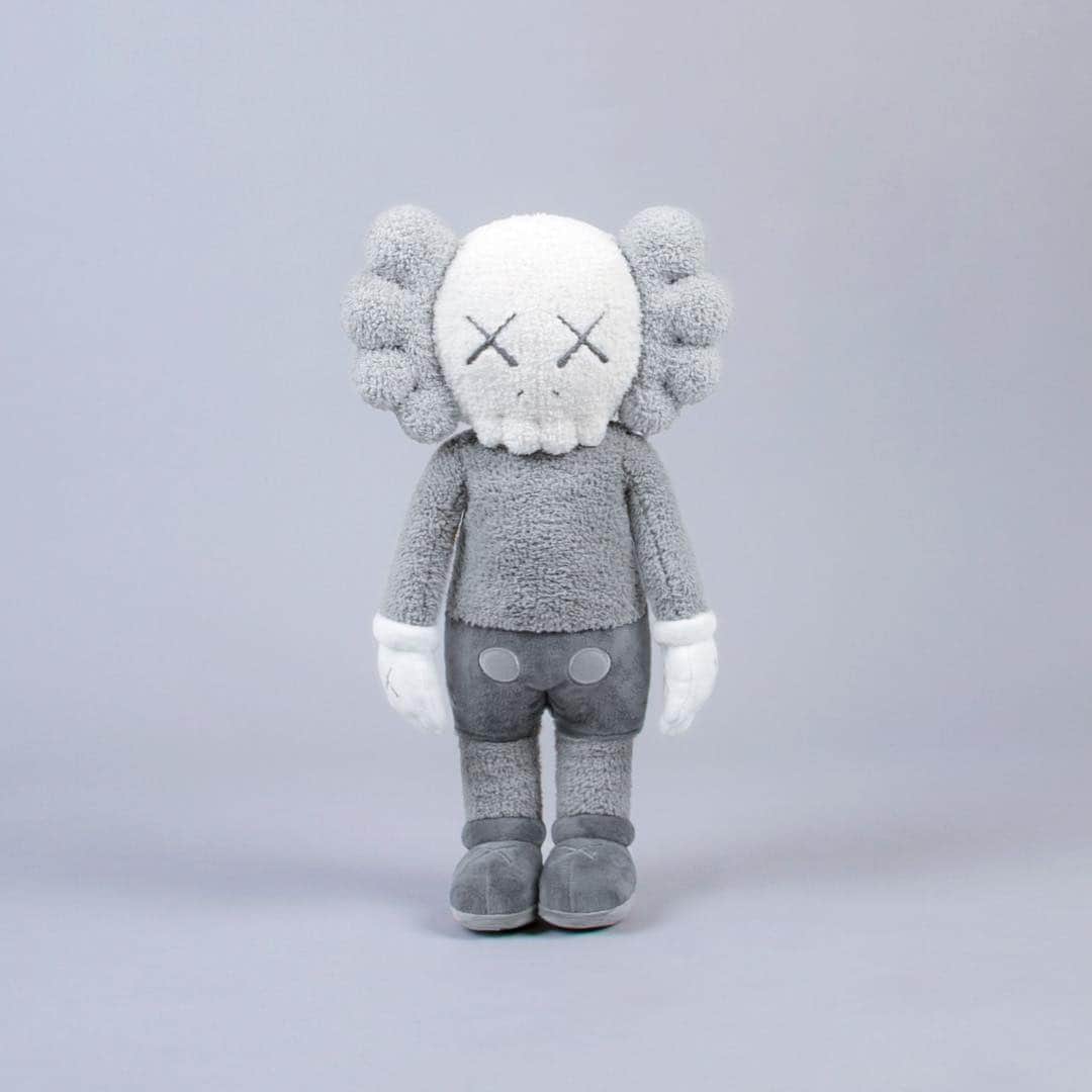 KAWSONEさんのインスタグラム写真 - (KAWSONEInstagram)「To celebrate the launch of “KAWS:HOLIDAY” Hong Kong, an exclusive 20" Plush will be available at ddtstore on 22 Mar. Stay tuned!  International orders: @ddtstore - Mar 21 - 9pm (EDT) / Mar 22 - 9am (HKT) @KAWS #KAWS #KAWSHOLIDAY#AllRightsReserved #ddtstore #HongKong」3月19日 8時56分 - kaws