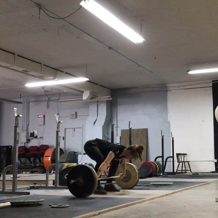 マッティ・ロジャーズのインスタグラム：「I think these are my least favorite because you break the floor and think “oh yeah this is gonna be a good one for sure”, then you have to try to get the bar to accelerate and it’s just like naaaahhhhhhh. Squat volume has been kicking my ass the last week so I’m just chuggin away with what my body will tolerate at the moment ¯\_(ツ)_/¯ (which is apparently my 8 sets of these for my second sesh and NOT A SINGLE REP MORE)」
