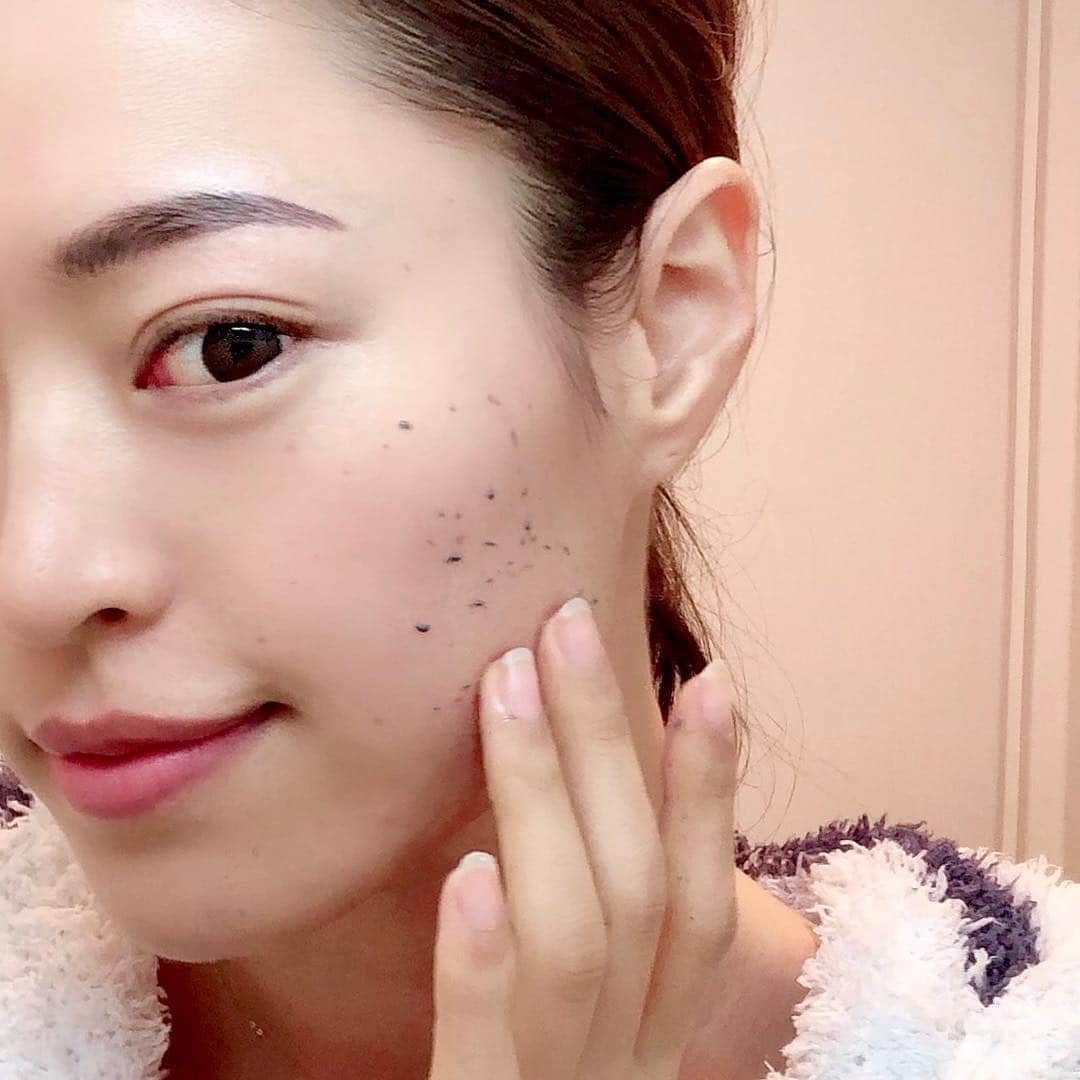 高橋としみさんのインスタグラム写真 - (高橋としみInstagram)「炭入りピーリングジェル✨ 初めて黒のピーリングジェル体験 お肌にのせて30秒クルクルと マッサージするだけで ごっそり汚れが取れた感じ😊 使った後の肌触りがまたいいの❤️ . 毛穴の黒ずみが気になる人にも👍 日本ではWebサイトのみで販売なので 「三粧化研」で検索してみて！ . ピーリング後はしっかりと 保湿も忘れずに🙆‍♀️ @sanshokaken #PR #三粧化研 #サンショースキン毛穴クリーンジェル #炭配合ピーリング #美容好きな人と繋がりたい#japanesebeauty #ピーリング #すっぴん #美容大好き #角質ケア #クレンジング #たまご肌#スキンケア#コスメ」3月19日 19時48分 - toshimi_1002