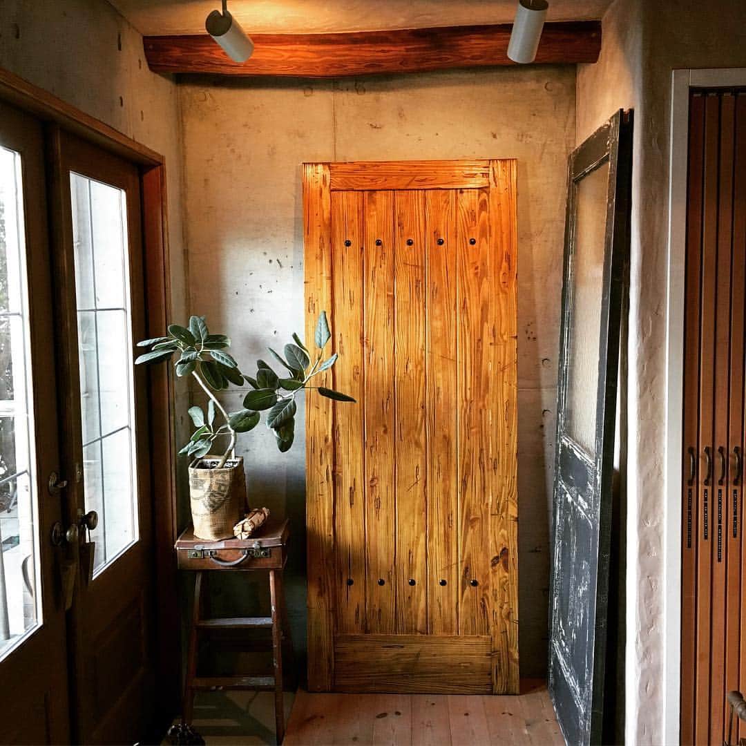 木製ドアの全国通販　ウッドデポさんのインスタグラム写真 - (木製ドアの全国通販　ウッドデポInstagram)「New release ! ヴィンテージフィニッシュ限定モデル。スタッズドア、とっておきの部屋にいかがでしょうか。 #木製ドア #スタッズドア #スタッズ #鋲ドア #鋲 #木のドア #室内ドア #アンティーク風ドア #ビンテージドア  #ヴィンテージ  #自宅カフェ #自宅ショップ #マイホーム計画中  #新築 #店舗 #美容室改装  #リノベ #リノベーション #店舗改装」3月19日 19時50分 - wood_depot