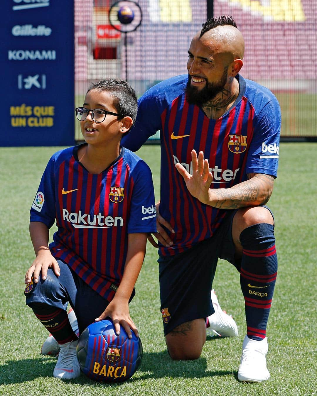 FCバルセロナさんのインスタグラム写真 - (FCバルセロナInstagram)「💙❤ Today we celebrate Father's Day in Barcelona! 🎉 💙❤ ¡Hoy celebramos en Barcelona el Día del Padre! 🎁 💙❤ Feliç Dia del Pare! 😍  #FathersDay #BarçaFamily」3月19日 19時51分 - fcbarcelona