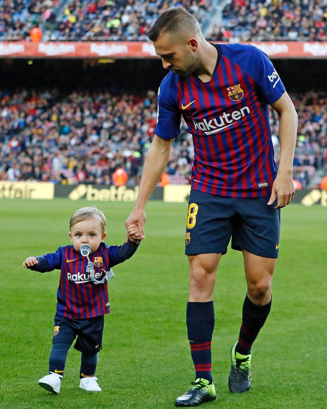 FCバルセロナさんのインスタグラム写真 - (FCバルセロナInstagram)「💙❤ Today we celebrate Father's Day in Barcelona! 🎉 💙❤ ¡Hoy celebramos en Barcelona el Día del Padre! 🎁 💙❤ Feliç Dia del Pare! 😍  #FathersDay #BarçaFamily」3月19日 19時51分 - fcbarcelona