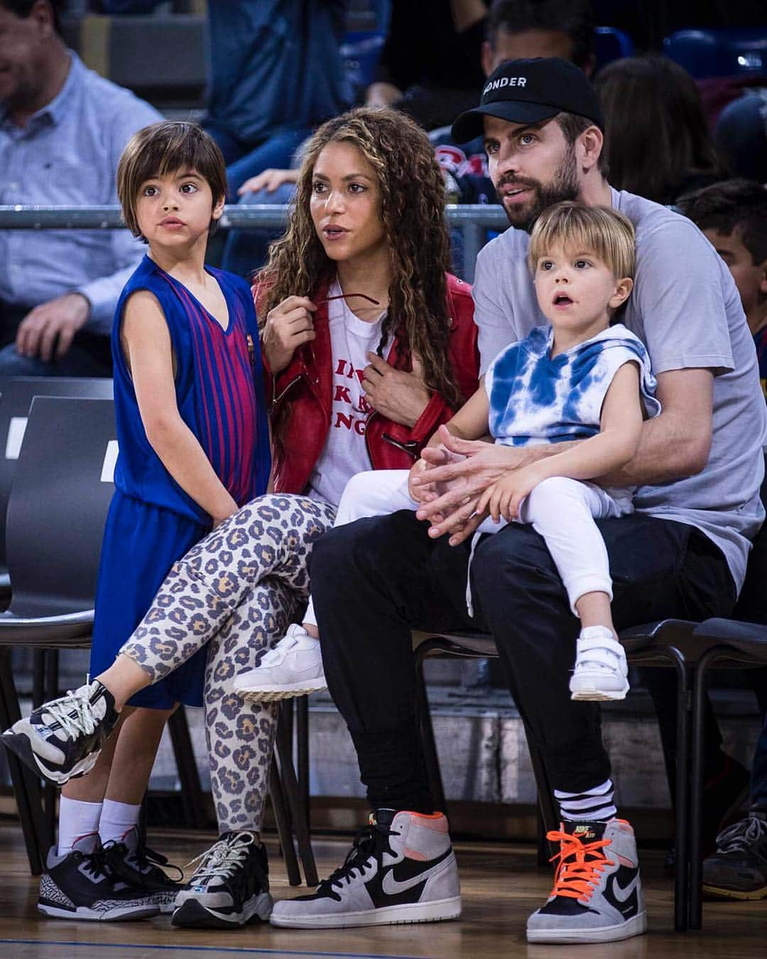 FCバルセロナさんのインスタグラム写真 - (FCバルセロナInstagram)「💙❤ Today we celebrate Father's Day in Barcelona! 🎉 💙❤ ¡Hoy celebramos en Barcelona el Día del Padre! 🎁 💙❤ Feliç Dia del Pare! 😍  #FathersDay #BarçaFamily」3月19日 19時51分 - fcbarcelona