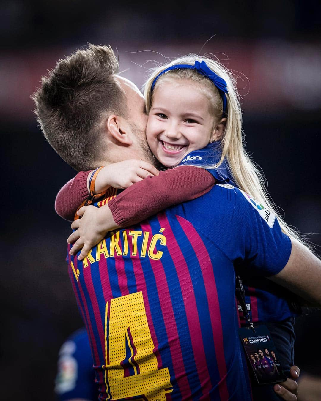 FCバルセロナさんのインスタグラム写真 - (FCバルセロナInstagram)「💙❤ Today we celebrate Father's Day in Barcelona! 🎉 💙❤ ¡Hoy celebramos en Barcelona el Día del Padre! 🎁 💙❤ Feliç Dia del Pare! 😍  #FathersDay #BarçaFamily」3月19日 19時51分 - fcbarcelona