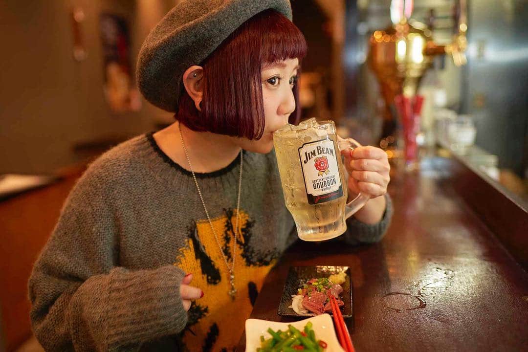 小鳥遊しほのインスタグラム：「高田馬場の立ち飲み屋「炎天下」さんのメニューと美味さとコスパが最強なのでるるぶの連載で取材させてもらいましたーーーー！ . . 白レバ刺しが300円！！！です！！！今夜にでも行くべし！！！ . . ストーリーかツイッターのリンクから飛ぶか「小鳥遊しほ  炎天下」で検索お願いします😘 . . #高田馬場 #酒 #飲み #立ち飲み #るるぶ #グルメ #グルメ好きな人と繋がりたい #ハイボール #お酒  https://rurubu.jp/andmore/article/7187‬」