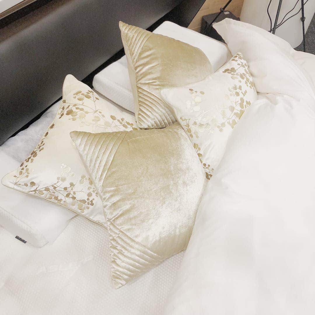 COCON AOYAMA｜ASLEEPコンセプトショップのインスタグラム：「.⁣⠀ かわいらしさ、フィット感抜群の枕を見つけにきませんか？😚❤️ ⁣⠀ ⁣⠀ "質の高い眠り"を追求するASLEEP（アスリープ）のコンセプトショップCOCON AOYAMA⁣⠀ 自分に最適なマットレスが3分でわかる「姿勢診断システム」体験を実施中 . ⁣⠀ . ⁣⠀ ▶アスリープの詳細はプロフィール（@cocon_asleep ）のリンクから😄🌷⁣⠀ . ⁣⠀ .⁣ #coconaoyama #アスリープ #アイシンベッド #ベッドメイキング #マットレス #ベッド #寝室 #AOビル #青山 #表参道 #インテリア #インテリアコーディネート #ひとり暮らしインテリア #模様替え #ホワイトインテリア  #新たな出会い #春 #お布団大好き #癒しの空間  #インスタ映え #空間デザイン #お布団工房 #女子力向上委員会  #インテリアコーディネート」