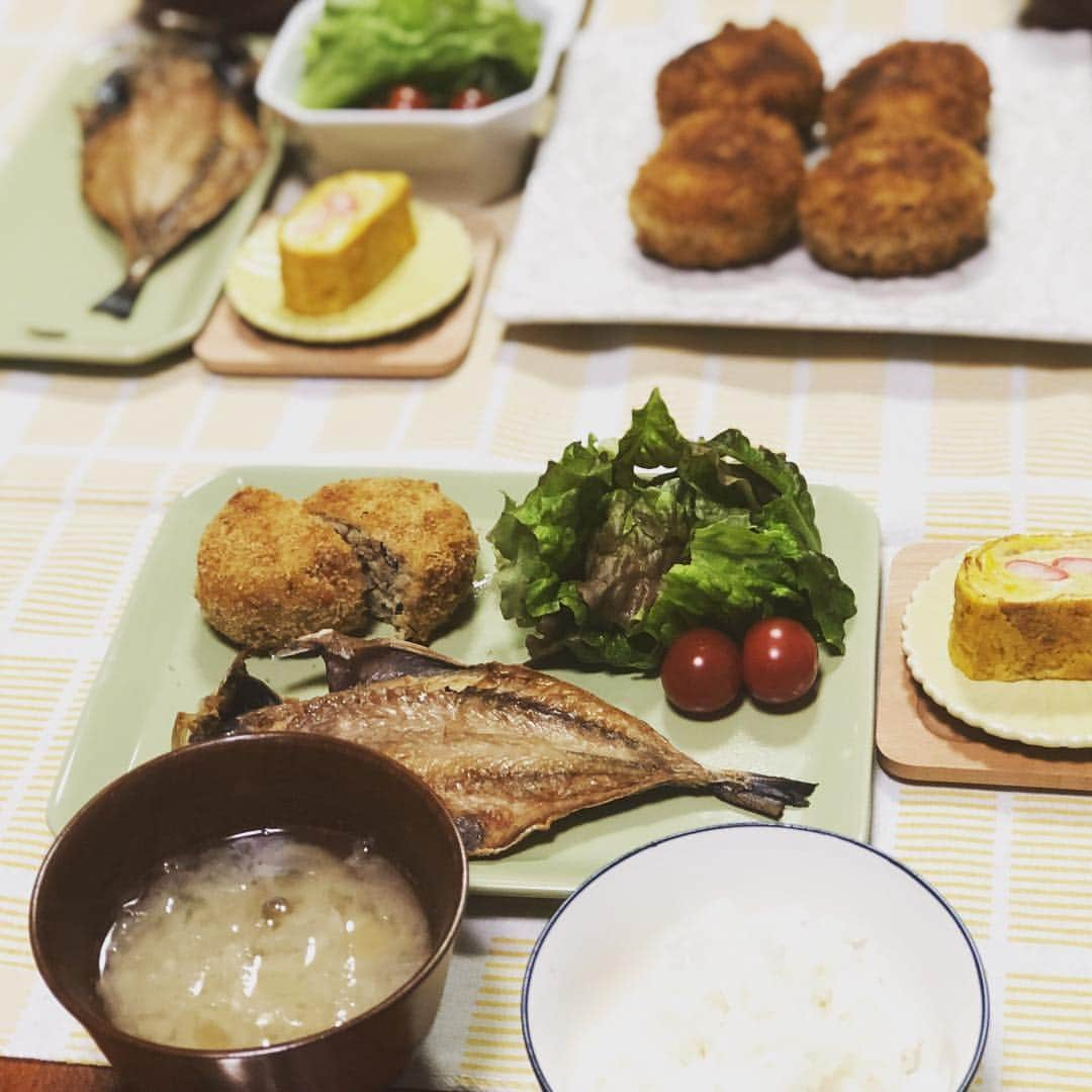 SHINOBUさんのインスタグラム写真 - (SHINOBUInstagram)「🍽今日の晩御飯🍽 ＊アジの開き ＊おからコロッケ ＊大根しめじ味噌汁 ＊カニ棒入り卵焼き ＊サラダ ＊ご飯 昨日のおからが 大量に余ったので、豚ひき肉入れて コロッケに👆 なかなか美味しい おからコロッケ😍😍🍽 #家族ご飯  #料理  #晩御飯  #晩御飯記録  #２児のママ  #ママリ #兄妹 #2歳と1歳  #毎日献立めんどくさい」3月19日 18時22分 - shino_boo81