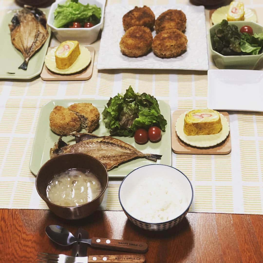 SHINOBUさんのインスタグラム写真 - (SHINOBUInstagram)「🍽今日の晩御飯🍽 ＊アジの開き ＊おからコロッケ ＊大根しめじ味噌汁 ＊カニ棒入り卵焼き ＊サラダ ＊ご飯 昨日のおからが 大量に余ったので、豚ひき肉入れて コロッケに👆 なかなか美味しい おからコロッケ😍😍🍽 #家族ご飯  #料理  #晩御飯  #晩御飯記録  #２児のママ  #ママリ #兄妹 #2歳と1歳  #毎日献立めんどくさい」3月19日 18時22分 - shino_boo81