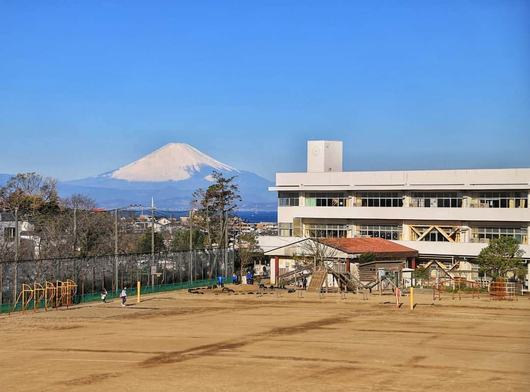 葉山町さんのインスタグラム写真 - (葉山町Instagram)「- 明日はドキドキ、卒業式  #葉山歩き #葉山 #hayama #葉山小学校 #小学校 #校庭 #卒業式 #青空 #elementary #bluesky #mtfuji #japantrip  葉山オフィシャルの中の人も はるか昔に #卒業 しました #母校 です #富士山 もお祝いしてる #卒業おめでとう #夢にときめけ #明日にきらめけ 保護者の皆さんも #おめでとうございます #今日もおつかれさまでした #明日はきっといい日になる ね！」3月19日 18時34分 - hayama_official