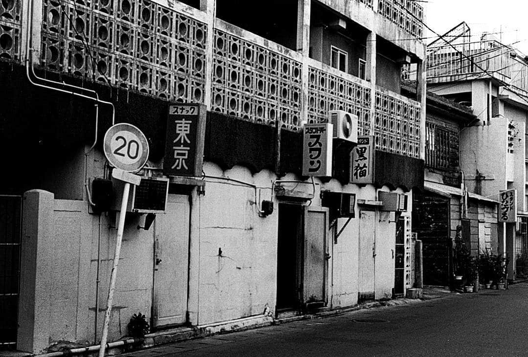 相原コージさんのインスタグラム写真 - (相原コージInstagram)「1997沖縄  #沖縄 #モノクロ写真 #フィルムカメラ #旅 #okinawa #monochrome  #filmcamera  #leicam3  #summicron50mm」3月19日 18時34分 - kojiaihara