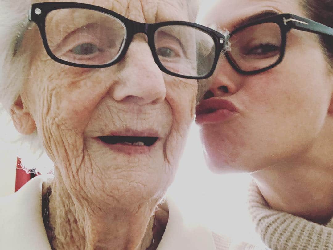 レナ・ヘディのインスタグラム：「Me and Florence Joan . When she knew who I was. Never not surprised to see herself on a phone screen. Two Ronnie’s. ❤️」