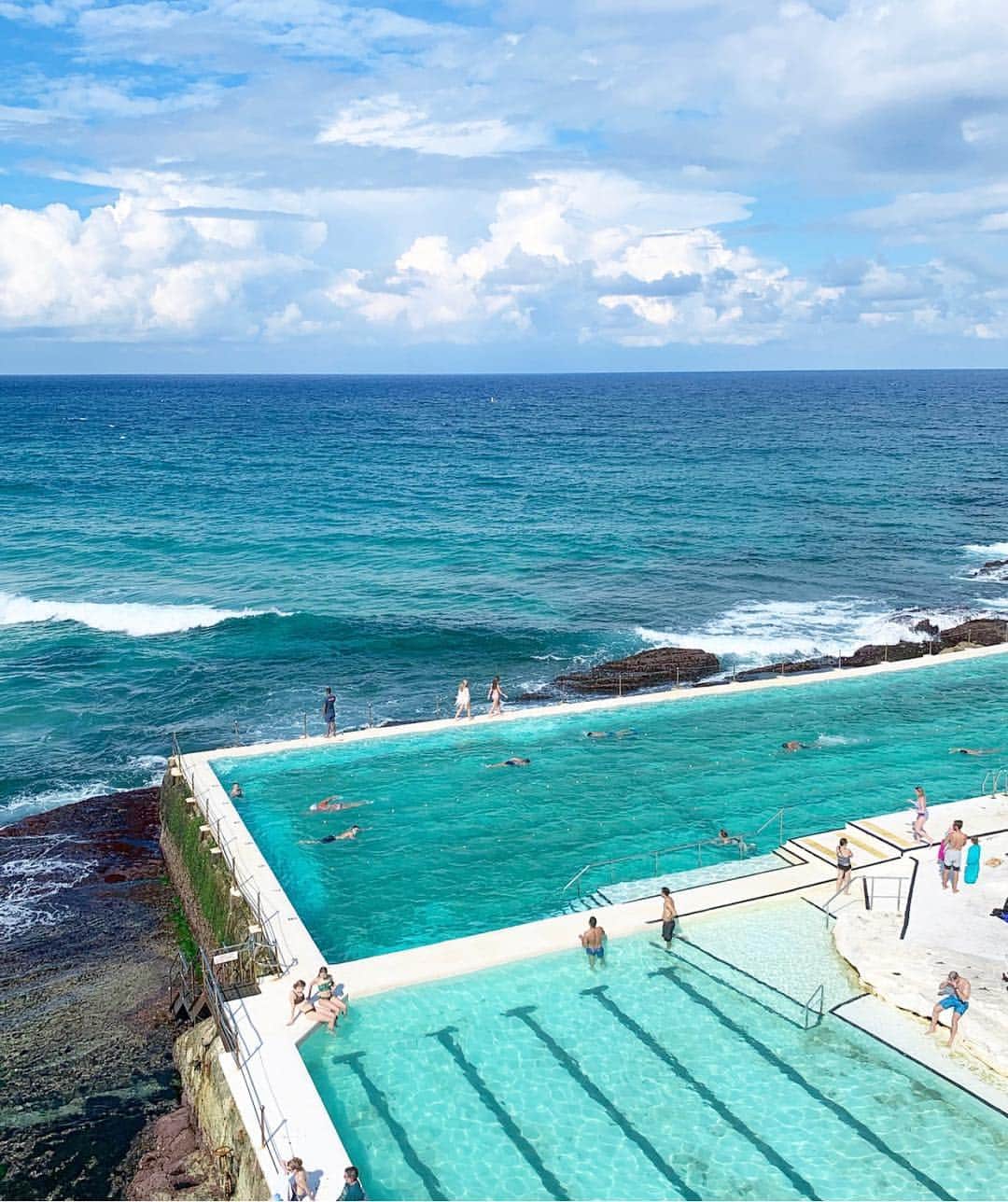のインスタグラム：「Today was a good day 🌴 It looks so pretty today 🥥 WOW now I love Sydney 🇦🇺💕 今日は朝から天気が良くて気分もあがる！ 天気がこんなにも人の心を左右するなんて☀️ 日本ももう春かな？💕 もーすぐ帰ります✈️✈️✈️ #bondai #icebergs #sydney #aus #australia #travel #summer」