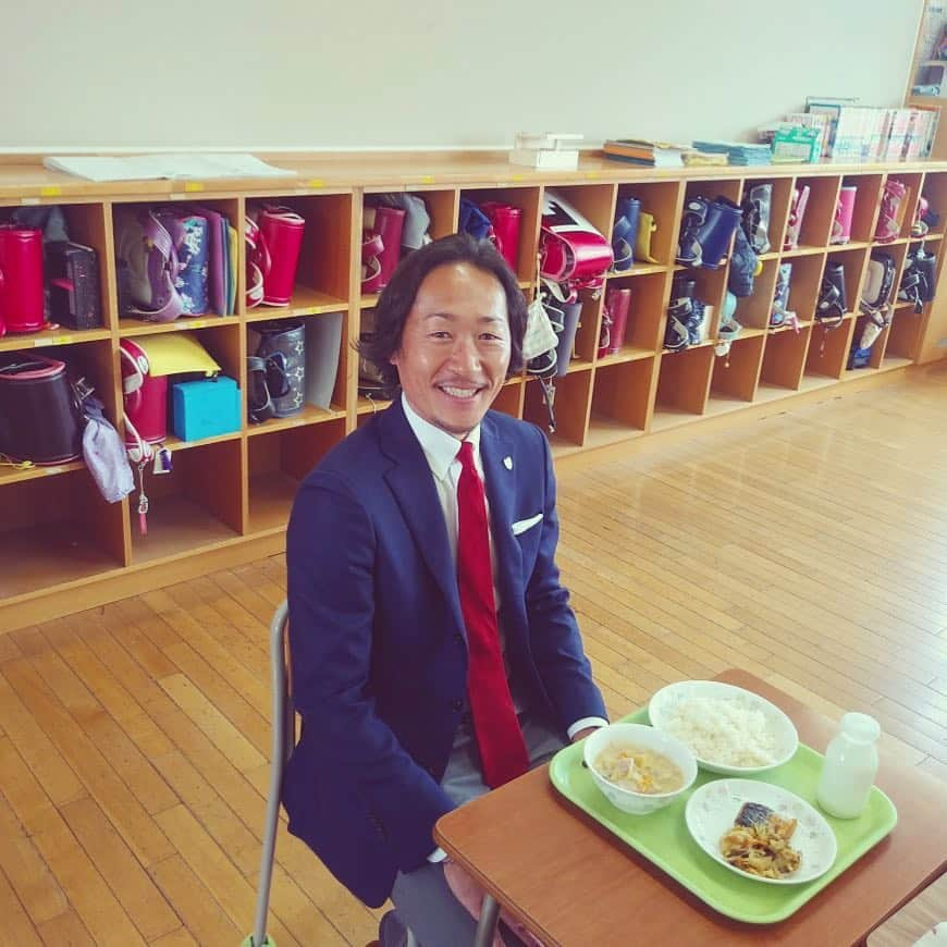 石川直宏さんのインスタグラム写真 - (石川直宏Instagram)「今日は板橋区立三園小学校の全校生徒約600名に「夢に向かって」というテーマで講演させていただきました！ FC東京のユニフォームやタオルを掲げてくれる生徒もいて嬉しかったな🔵🔴✨ たくさんの質問もありがとう♪ 終了後は6年3組のみんなと一緒に給食をいただきました🍚  三園小学校の皆さん、関係者の皆さん、貴重な機会をありがとうございました🤝 . #講演 #夢に向かって #ピンチはチャンス #板橋区立三園小学校 #給食」3月19日 18時31分 - sgss.18