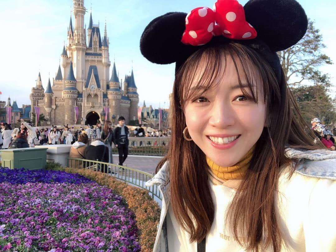 園都さんのインスタグラム写真 - (園都Instagram)「. 先日数年ぶりにディズニーランドへ🏰🌷 実は、まだ2回しか行ったことないけど 楽しすぎてディズニー愛が深まりました。 みんなキラキラしててパワー溢れてた〜✨またすぐ行きたいな〜♪ #夢の国  #tokyodisneyland」3月19日 18時42分 - miyakosono_official