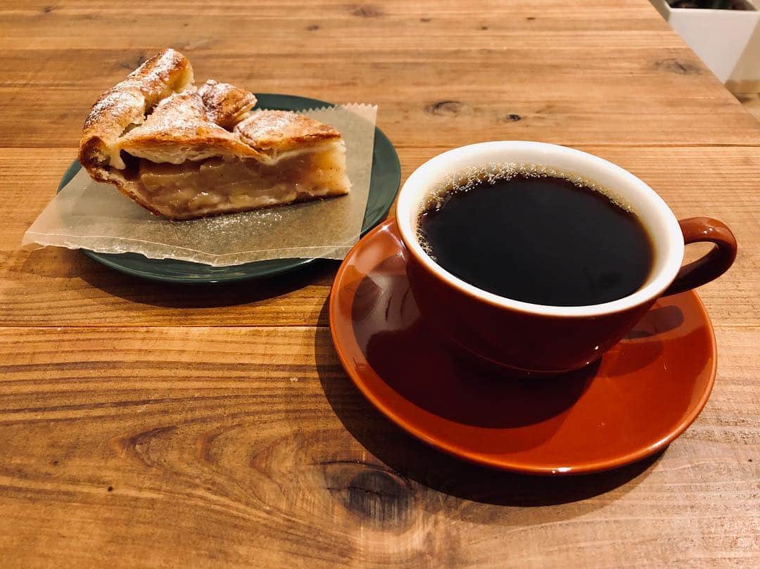 石井輝明さんのインスタグラム写真 - (石井輝明Instagram)「大阪、阿倍野。 KERENのツアーに参加していただいた皆様、ありがとうございました。 明日はルミネでトークダンテです。 何卒よろしくお願いします。  #gonsbakeshop #cafe #coffee #カフェ #大阪カフェ #阿倍野カフェ #カフェ芸人 #今週はまた金曜日に滑狼で大阪に来ます #ありがたい #呼んでいただけるから行ける #どこでもそうだけど #呼んでくれる人がいるから行ける #コメントで〇〇に来てくださいって言われてもどうすることも出来ないけど #どこでも行きたい #どこまでも行きたい #遥か彼方へ #あの虹の向こうへ #野犬がたむろしてる細い道の向こうへ #どうあがいても濡れる大きな水溜りの向こうへ」3月19日 18時41分 - comandanteishii