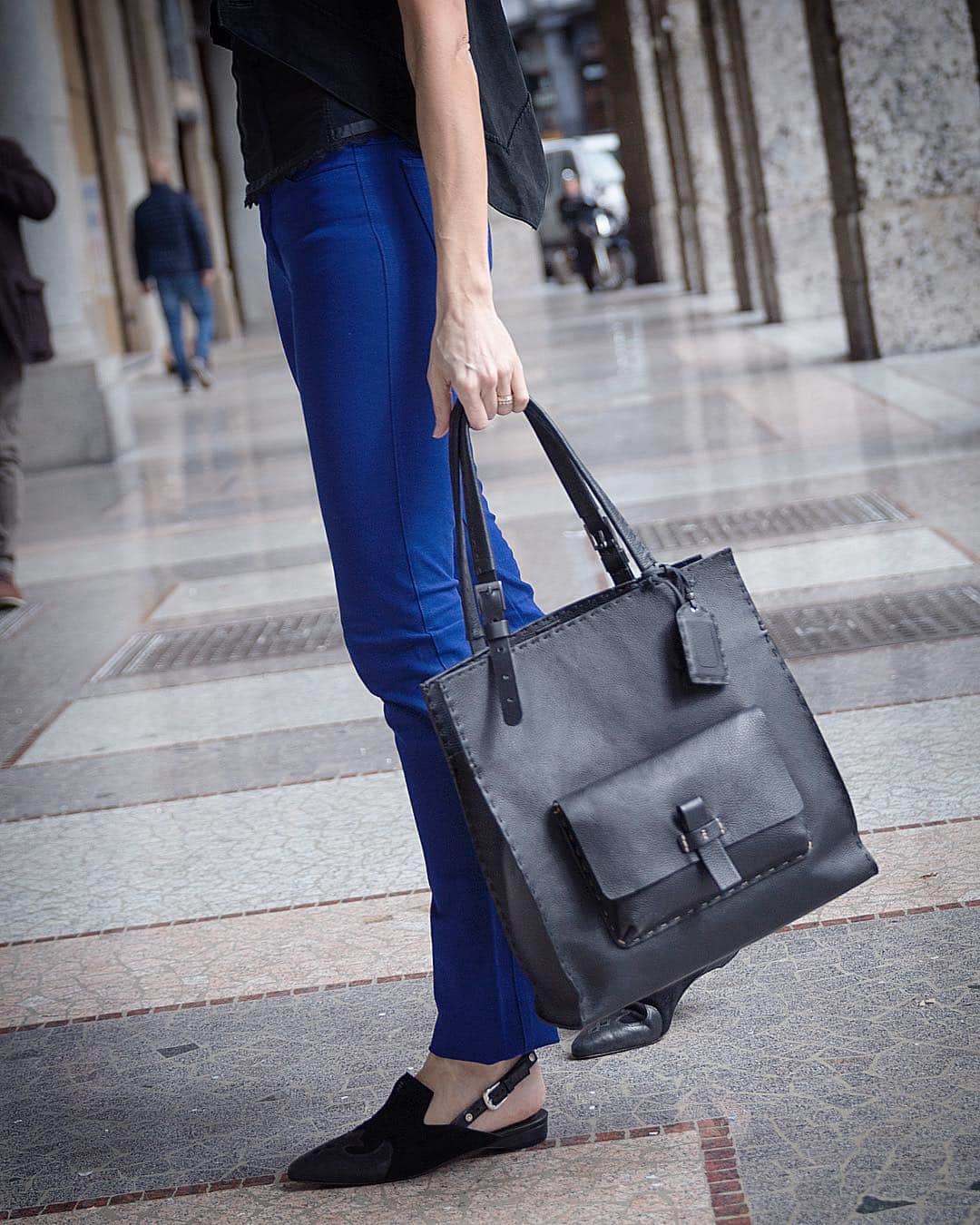 エンリーベグリンのインスタグラム：「The world of imagination is boundless, Henry Beguelin is more about being yourself.  #henrybeguelin#spring#summer#collection#leater#vegetabletanned#bag#Elba#Pochet#cervo#Black#shoes#chanel#cowboy#」