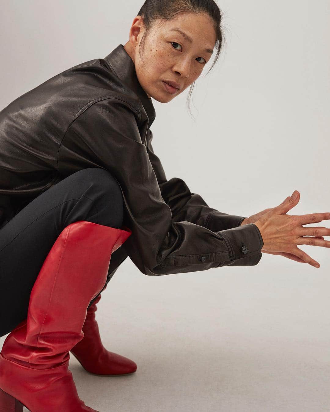 ARKETさんのインスタグラム写真 - (ARKETInstagram)「@mara_material wearing ARKET’s Leather Shirt and High-Heel Leather Boots. Photographed by @andreas_ohlund and @saintmariatherese for ARKET’s SS19 lookbook. - #ARKET」3月19日 18時52分 - arketofficial
