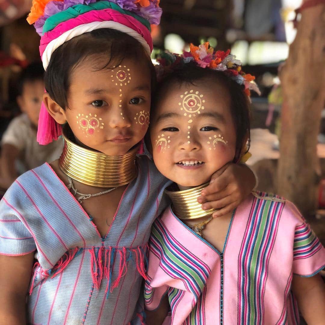 タイ国政府観光庁さんのインスタグラム写真 - (タイ国政府観光庁Instagram)「サワッディー・カー✨﻿ ﻿ 今週の #こんなタイ知らなかった は、チェンマイの山岳部にあるカレン族の村からの１枚📷﻿ ﻿ カラフルな民族衣装を身に纏った子供たちが可愛らしいですね👧﻿ ﻿ @chieko0105さん、コップン・カー！🙏﻿ ﻿ ・・・・・・・﻿ 今まで知らなかったタイの魅力を見つけたら、ハッシュタグ #こんなタイ知らなかった をつけて投稿して下さい！こちらでご紹介させて頂くことがあります。皆さんからの投稿をお待ちしています😊﻿ ﻿ #repost #タイ #チェンマイ #カレン族 #山岳民族 #ローカル体験 #こんなタイ知らなかった #タイを知りつくす #タイ旅行 #チェンマイ旅行 #微笑みの国 #タイランド #旅好き #人と繋がりたい #旅行好きな人と繋がりたい #笑顔が素敵 #笑顔が一番 #thailand #chiangmai #karen #amazingthailand #thailandtravel #thailandtrip #thai #thaistagram #lovethailand #localexperience」3月19日 18時44分 - amazingthailandjp
