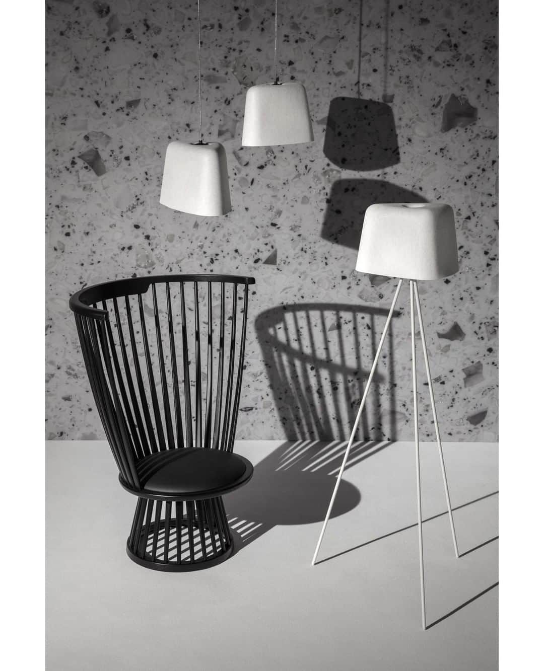 のインスタグラム：「The FELT shade, now in white, alongside the FAN chair.⁣ ⁣ Link in profile.⁣ ⁣ #tomdixonFELT #tomdixonFAN #tomdixon #tomochrome #feltlight #lightingdesign #instainterior #interiordesign #monochrome」