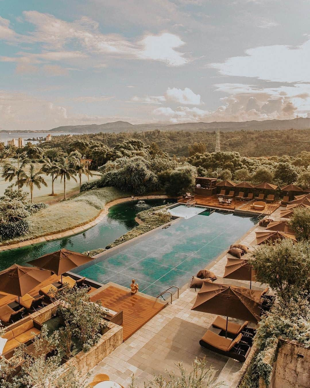 リッツ・カールトンさんのインスタグラム写真 - (リッツ・カールトンInstagram)「Surrounded by lush foliage and overlooking the China Sea, The Ritz-Carlton, #Okinawa is the perfect retreat for relaxing and reconnecting with nature. #Japan #island #pool #tranquility #sea #relaxing #foliage #retreat #nature #travel #travelgram #Instatravel #traveldiaries #RCPartner via – @life_in_tokyo」3月19日 19時00分 - ritzcarlton